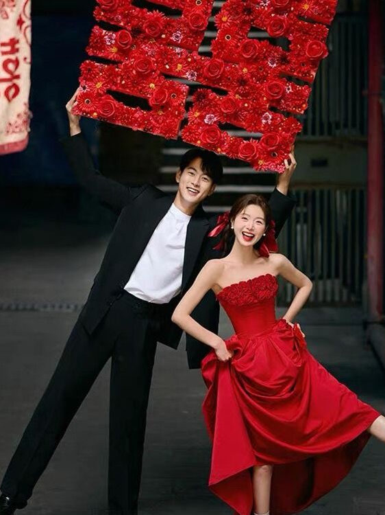 2025 New Red Strapless Floral  - Photography Street 评论和价格